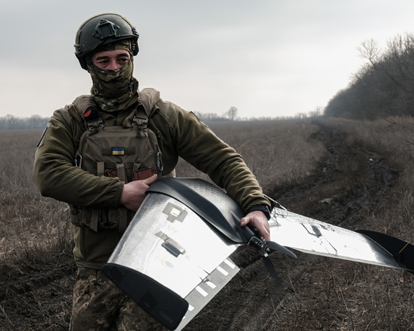 Con un dron bajo el brazo